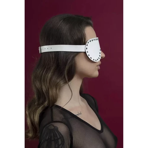 Маска закрита з заклепками Feral Feelings - Blindfold Mask, біла: Виробник Feral Feelings