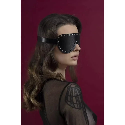 Маска закрытая с заклепками Feral Feelings - Blindfold Mask, черная: Цвет черный